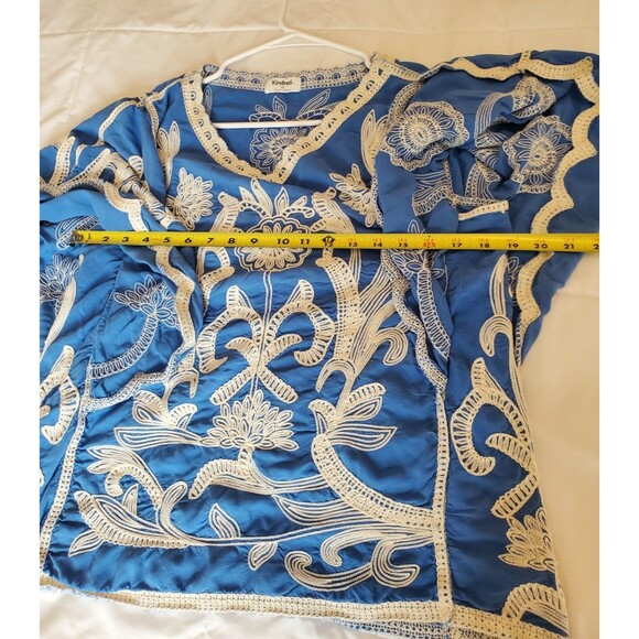 Kindred Womens Blouse Blue With Intricate White Embroidery Size XL Kimono Sleeve - Picture 4 of 5